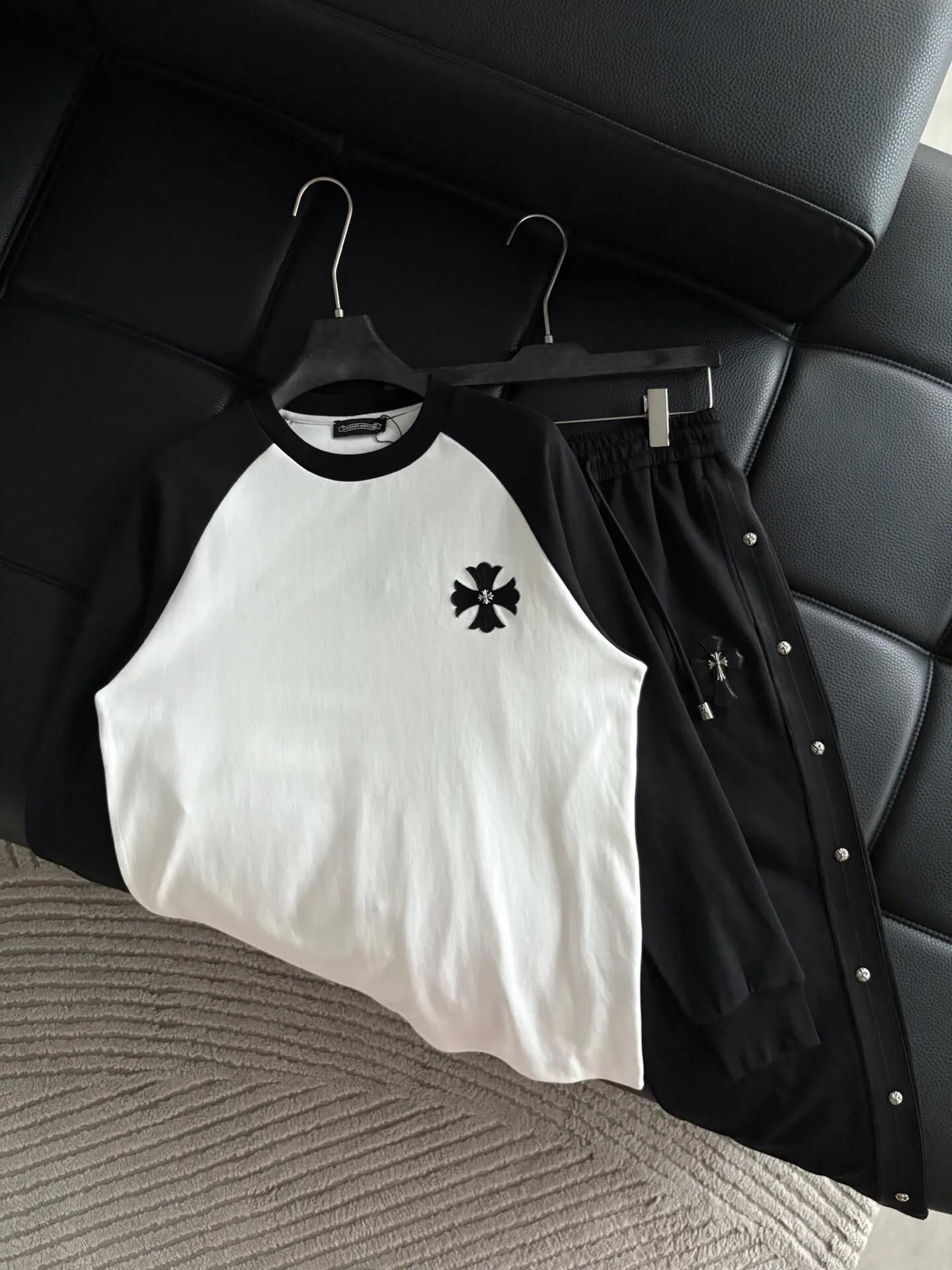 P420 💰 ChromeHearts Chrome Heart Round Neck Raglan Sleeves—Pursue quality and ensure quality! Using double-sided cotton fabric, the texture is clearly visible, the texture is soft, delicate and smooth, and the custom-made leather stitching process is full of drape! The workmanship is fine and the shoulder lines are smooth. All imported chain machines are used to make the shoulder rolling strips. It has a certain thickness and is not made of cheap material but has a shiny feel that is comfortable and not tight on the upper body. It is the most avant-garde street item that can be easily matched by both men and women!  Color: black Size: m-3xl Style number: 3566